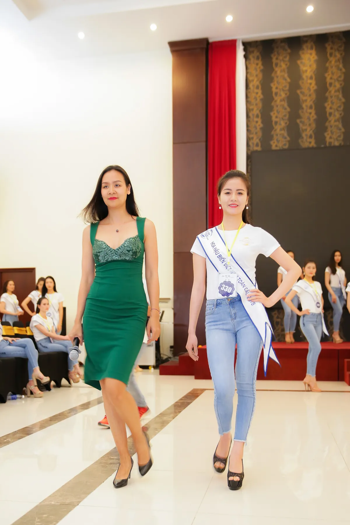 Thí sinh Hoa hậu Biển Việt Nam toàn cầu 2018 tất bật luyện tập catwalk cùng siêu mẫu Bảo Ngọc - Ảnh 1.