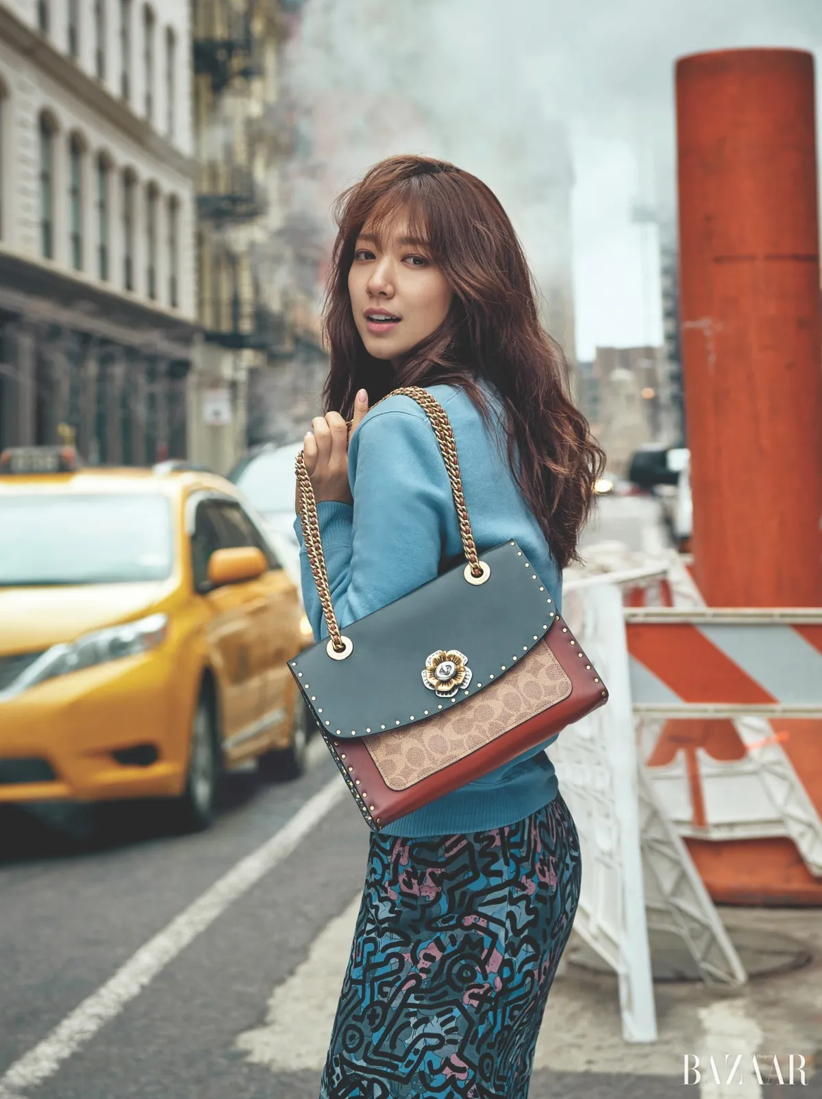 Park Shin Hye thả dáng trên đường phố New York - Ảnh 2.