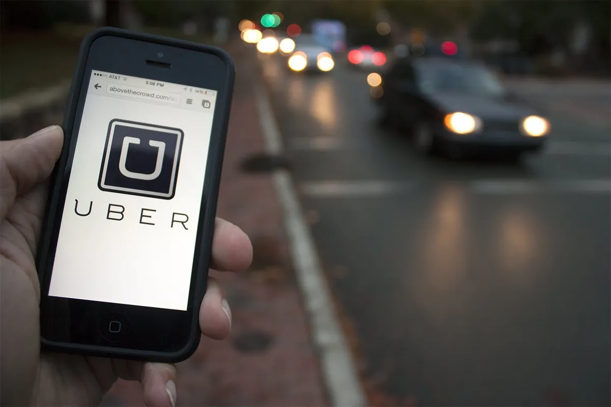 Nhân viên Grab làm việc ngày đêm để tiếp quản Uber - Ảnh 1.