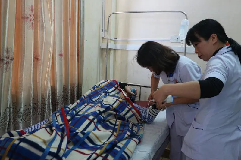 Đang cấp cứu bác sĩ bị người nhà bệnh nhân hành hung - Ảnh 1. Đang cấp cứu bác sĩ bị người nhà bệnh nhân hành hung - Ảnh 1.