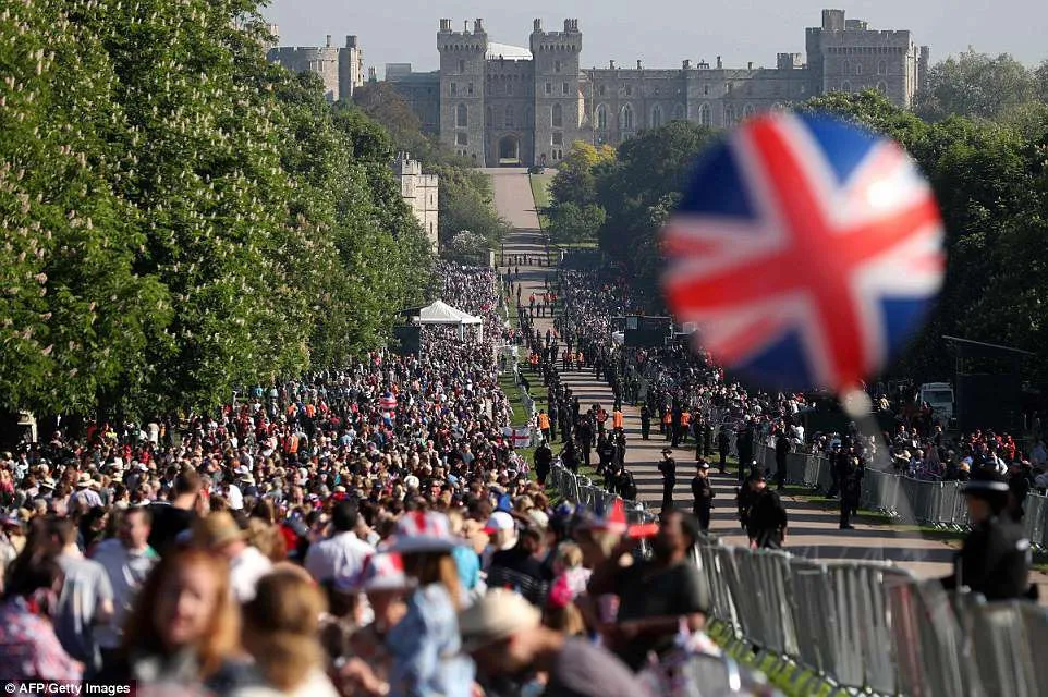 4c6b392300000578-5747477-crowds_of_royal_enthusiasts_have_gathered_near_windsor_castle_ho-a-57_1526719654514 4c6b392300000578-5747477-crowds_of_royal_enthusiasts_have_gathered_near_windsor_castle_ho-a-57_1526719654514