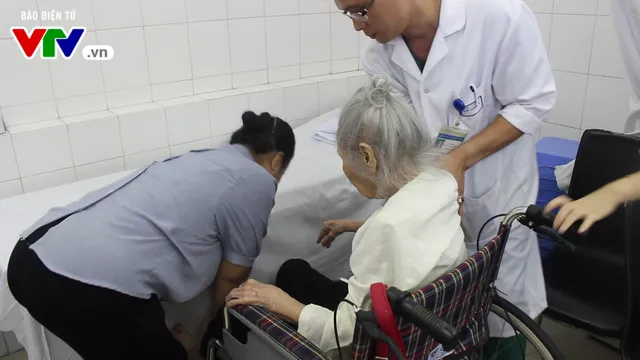 Thay khớp háng bán phần thành công cho cụ bà 104 tuổi - Ảnh 5. Thay khớp háng bán phần thành công cho cụ bà 104 tuổi - Ảnh 5.