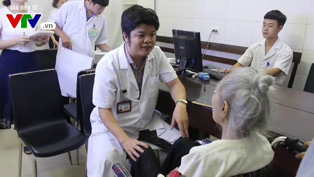 Thay khớp háng bán phần thành công cho cụ bà 104 tuổi - Ảnh 2. Thay khớp háng bán phần thành công cho cụ bà 104 tuổi - Ảnh 2.
