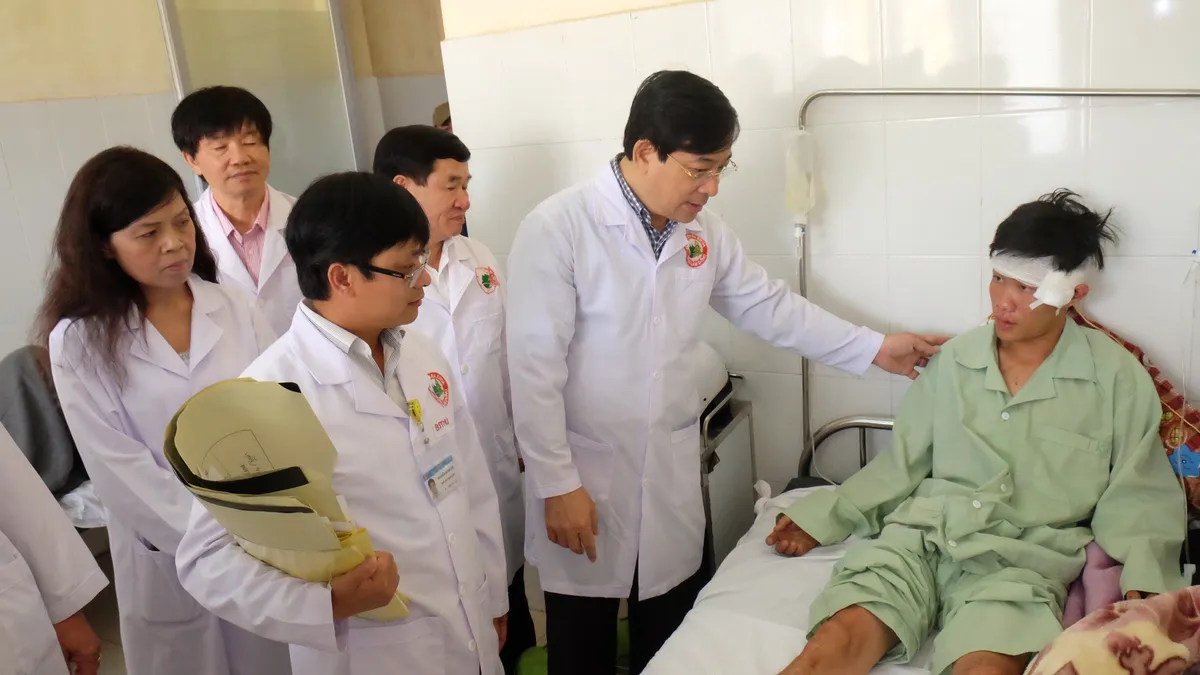 Vụ tai nạn nghiêm trọng tại Lâm Đồng: Đại diện Bộ Y tế lập tức có mặt - Ảnh 1.