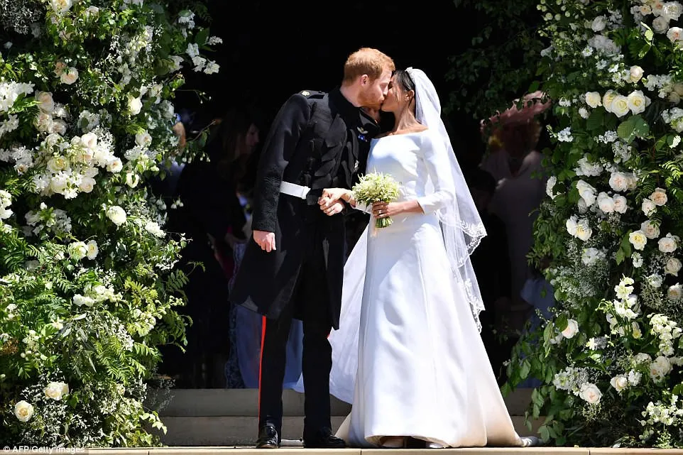 Cận cảnh chiếc váy cưới của cô dâu Hoàng gia Meghan Markle - Ảnh 7.