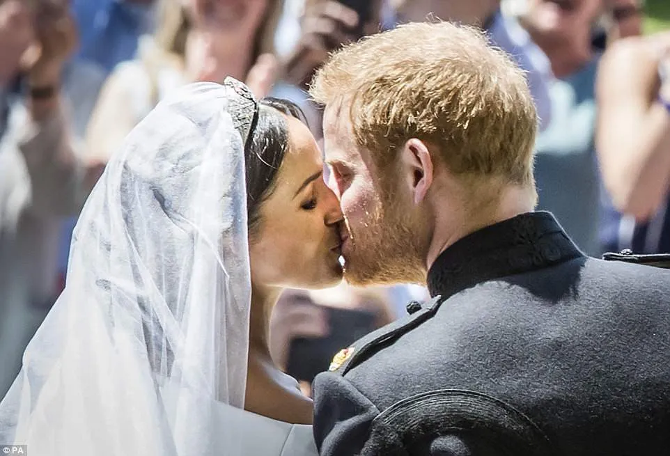 Cận cảnh chiếc váy cưới của cô dâu Hoàng gia Meghan Markle - Ảnh 10.