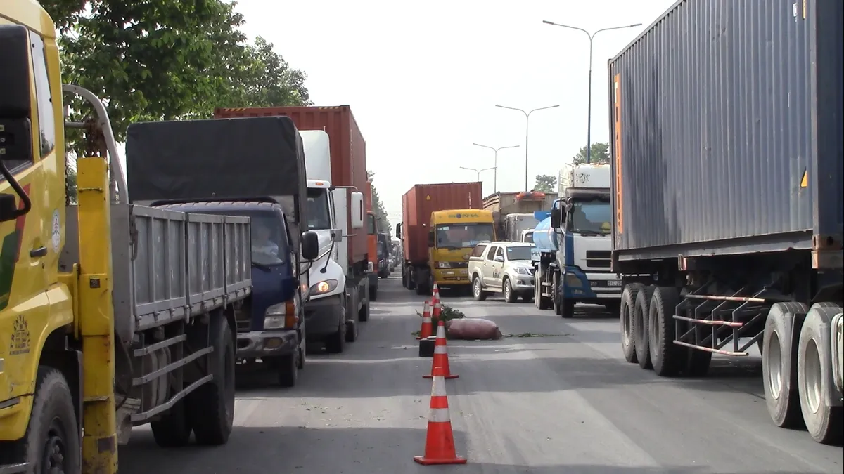 Bình Dương: Kẹt xe hơn 2km trong nhiều giờ vì tai nạn giữa hai xe container - Ảnh 1.