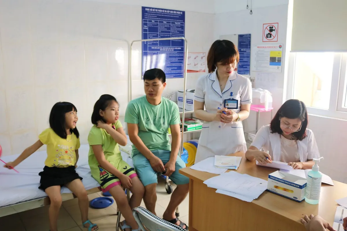 Khám, phát thuốc miễn phí cho 1.500 trẻ em ở Hà Nội - Ảnh 2.