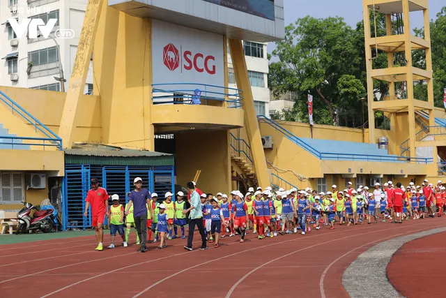 Cầu thủ nhí hào hứng “đội nắng” chơi bóng cùng sao U23 Việt Nam - Ảnh 4. Cầu thủ nhí hào hứng “đội nắng” chơi bóng cùng sao U23 Việt Nam - Ảnh 4.