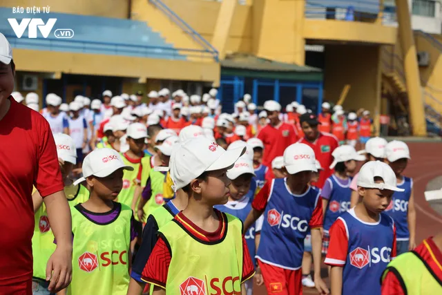 Cầu thủ nhí hào hứng “đội nắng” chơi bóng cùng sao U23 Việt Nam - Ảnh 3. Cầu thủ nhí hào hứng “đội nắng” chơi bóng cùng sao U23 Việt Nam - Ảnh 3.