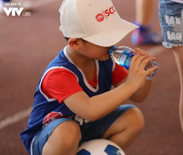 Cầu thủ nhí hào hứng “đội nắng” chơi bóng cùng sao U23 Việt Nam - Ảnh 11. Cầu thủ nhí hào hứng “đội nắng” chơi bóng cùng sao U23 Việt Nam - Ảnh 11.