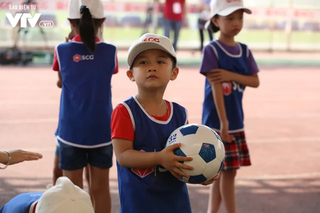 Cầu thủ nhí hào hứng “đội nắng” chơi bóng cùng sao U23 Việt Nam - Ảnh 5. Cầu thủ nhí hào hứng “đội nắng” chơi bóng cùng sao U23 Việt Nam - Ảnh 5.