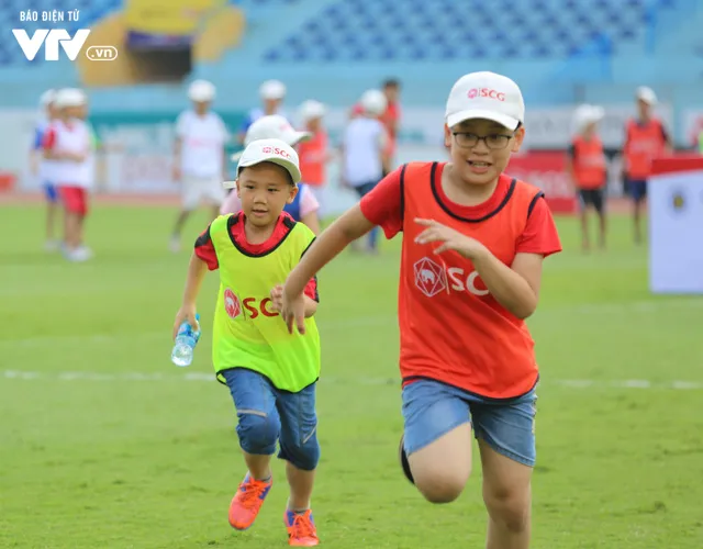 Cầu thủ nhí hào hứng “đội nắng” chơi bóng cùng sao U23 Việt Nam - Ảnh 7. Cầu thủ nhí hào hứng “đội nắng” chơi bóng cùng sao U23 Việt Nam - Ảnh 7.