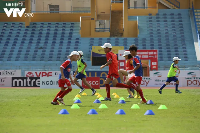 Cầu thủ nhí hào hứng “đội nắng” chơi bóng cùng sao U23 Việt Nam - Ảnh 9. Cầu thủ nhí hào hứng “đội nắng” chơi bóng cùng sao U23 Việt Nam - Ảnh 9.