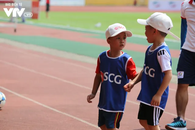 Cầu thủ nhí hào hứng “đội nắng” chơi bóng cùng sao U23 Việt Nam - Ảnh 10. Cầu thủ nhí hào hứng “đội nắng” chơi bóng cùng sao U23 Việt Nam - Ảnh 10.