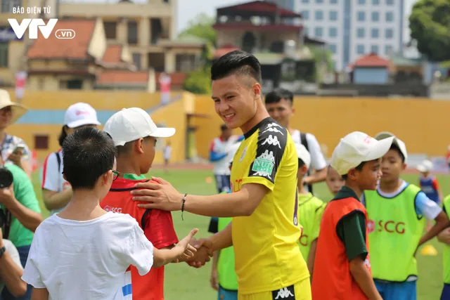 Cầu thủ nhí hào hứng “đội nắng” chơi bóng cùng sao U23 Việt Nam - Ảnh 1. Cầu thủ nhí hào hứng “đội nắng” chơi bóng cùng sao U23 Việt Nam - Ảnh 1.