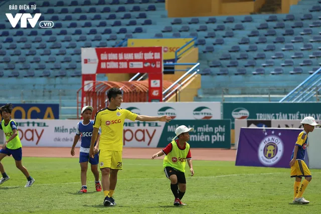 Cầu thủ nhí hào hứng “đội nắng” chơi bóng cùng sao U23 Việt Nam - Ảnh 16. Cầu thủ nhí hào hứng “đội nắng” chơi bóng cùng sao U23 Việt Nam - Ảnh 16.