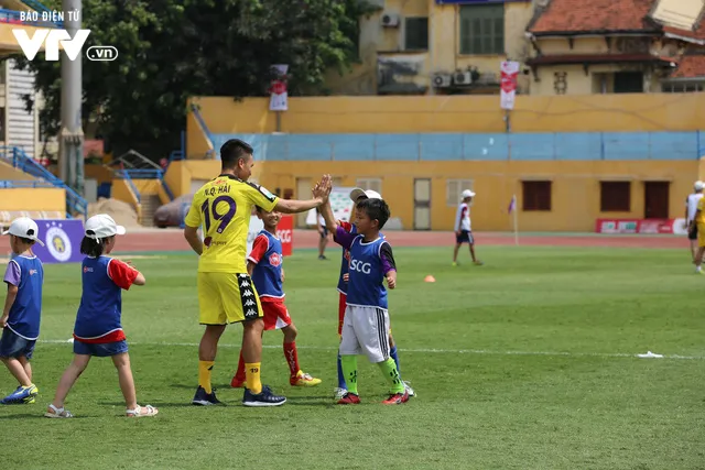 Cầu thủ nhí hào hứng “đội nắng” chơi bóng cùng sao U23 Việt Nam - Ảnh 19. Cầu thủ nhí hào hứng “đội nắng” chơi bóng cùng sao U23 Việt Nam - Ảnh 19.