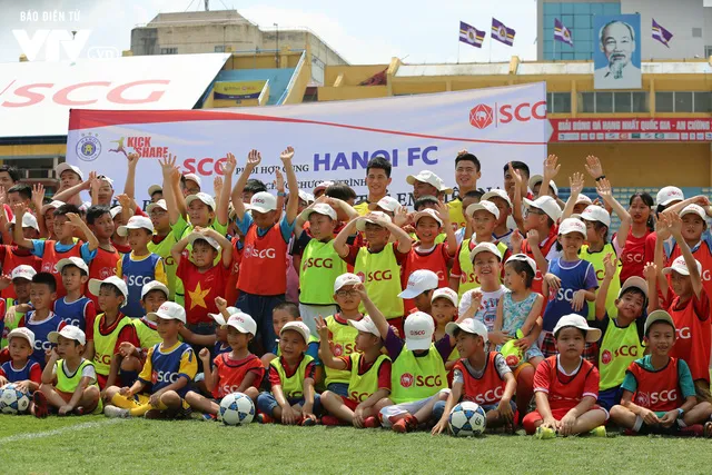Cầu thủ nhí hào hứng “đội nắng” chơi bóng cùng sao U23 Việt Nam - Ảnh 21. Cầu thủ nhí hào hứng “đội nắng” chơi bóng cùng sao U23 Việt Nam - Ảnh 21.