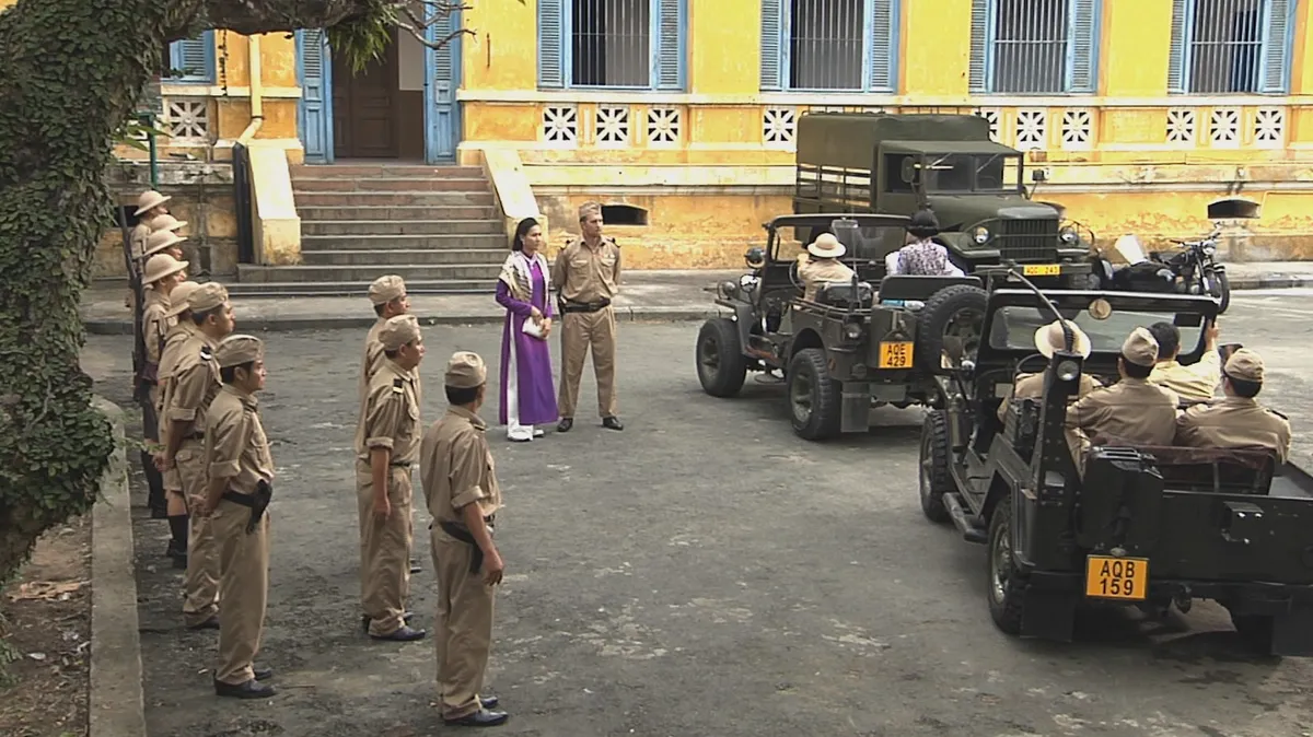 Mỹ nhân Sài Thành - Tập 9: Bạch Trà được thiếu tá Pháp mê mẩn, Thanh Trà nhờ nhan sắc kiếm tiền - Ảnh 6.