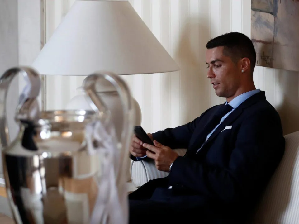 Ronaldo trình làng kiểu tóc mới trong ngày đăng quang của Real Madrid - Ảnh 3.
