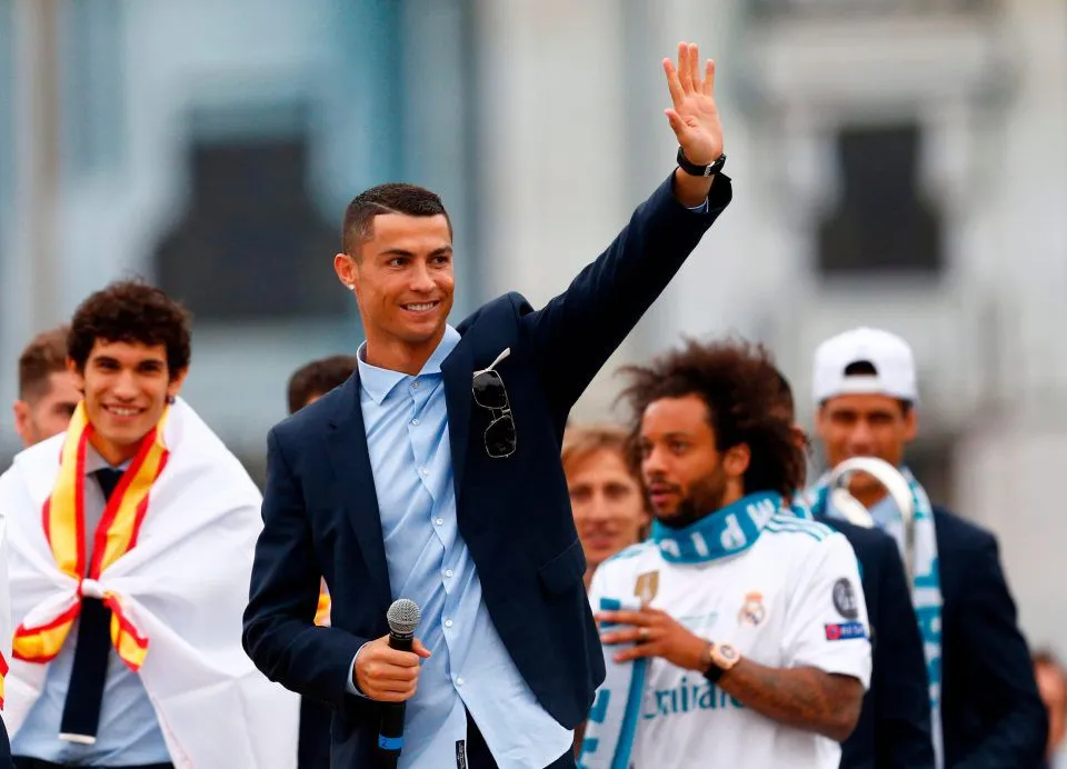 Ronaldo trình làng kiểu tóc mới trong ngày đăng quang của Real Madrid - Ảnh 5.