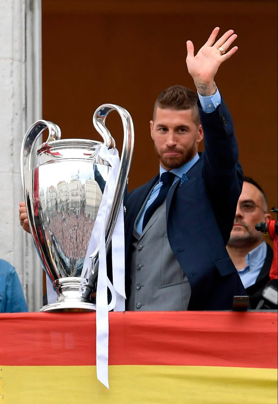 Ronaldo trình làng kiểu tóc mới trong ngày đăng quang của Real Madrid - Ảnh 6.