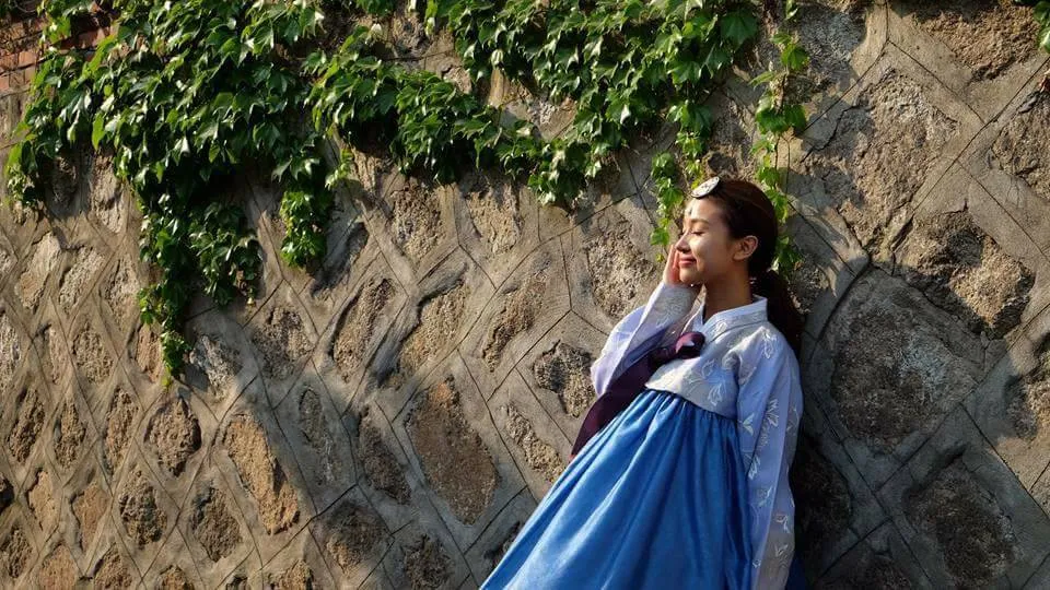 Vân Hugo mặc hanbok khoe vẻ đẹp xinh tươi - Ảnh 2. Vân Hugo mặc hanbok khoe vẻ đẹp xinh tươi - Ảnh 2.