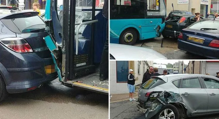 Xe bus đâm 25 ô tô đậu trên phố mua sắm ở Anh, ít nhất 14 người bị thương - Ảnh 2.