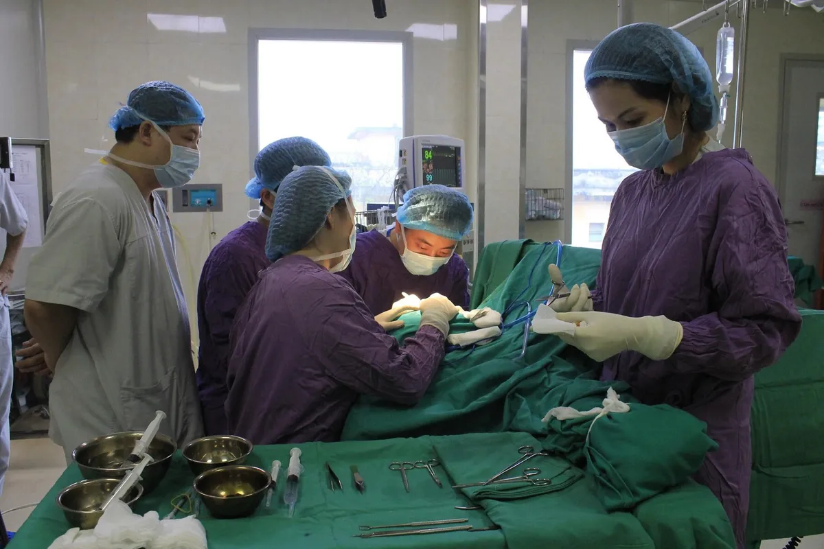 Đang trong cuộc nhậu, người đàn ông bị cắn đứt tai - Ảnh 1. Đang trong cuộc nhậu, người đàn ông bị cắn đứt tai - Ảnh 1.