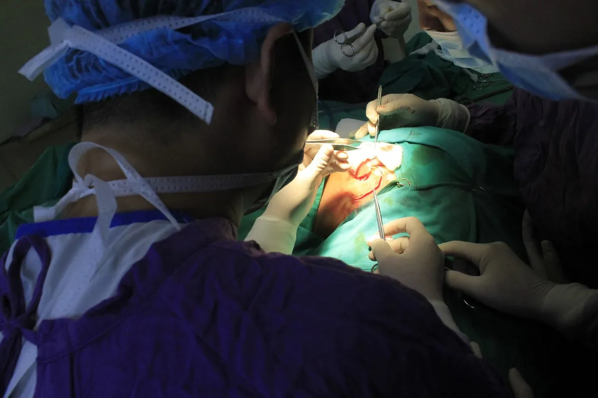 Đang trong cuộc nhậu, người đàn ông bị cắn đứt tai - Ảnh 2. Đang trong cuộc nhậu, người đàn ông bị cắn đứt tai - Ảnh 2.