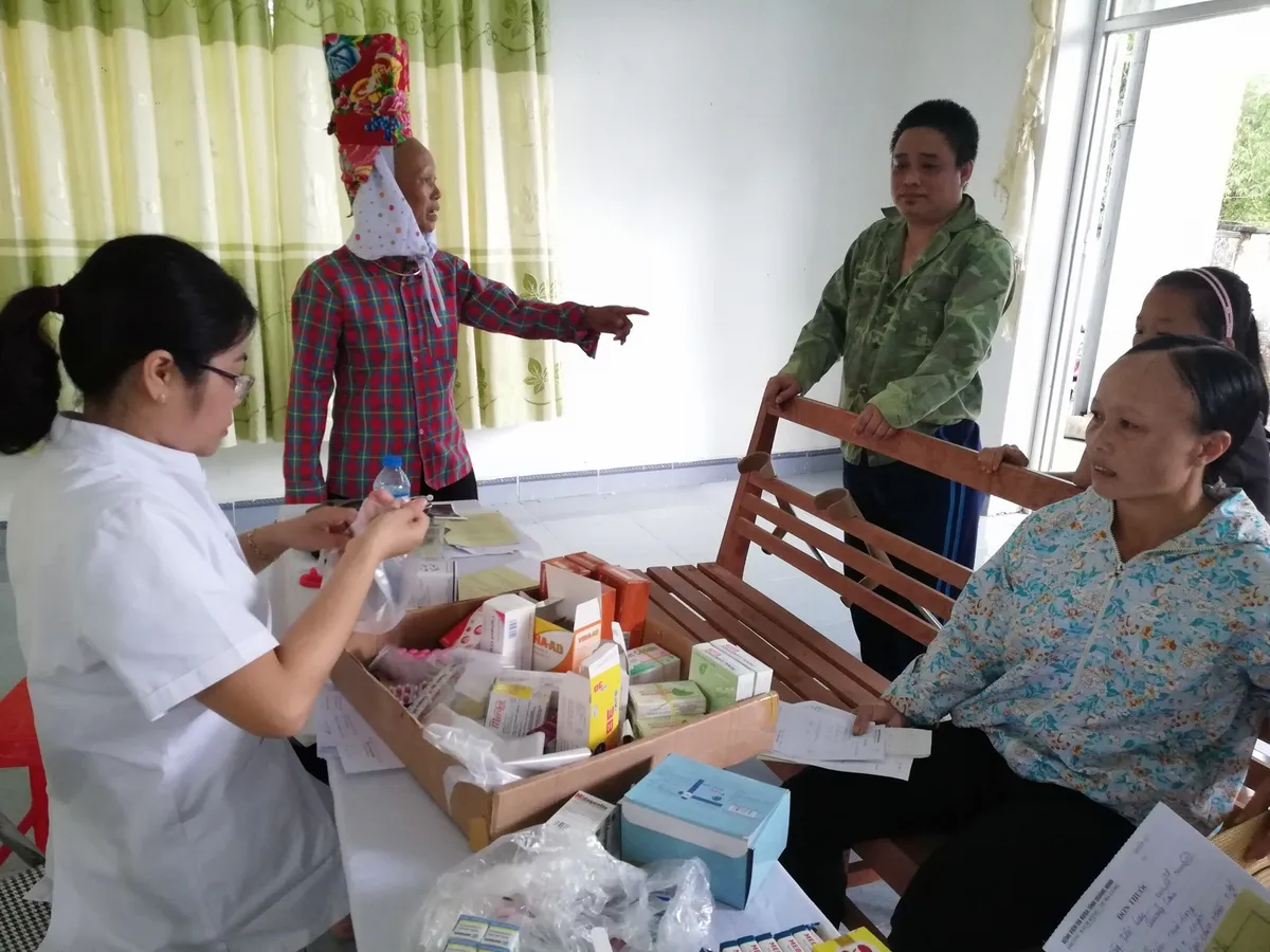 Khám và cấp phát thuốc miễn phí cho 400 người dân tại Quảng Ninh - Ảnh 2. Khám và cấp phát thuốc miễn phí cho 400 người dân tại Quảng Ninh - Ảnh 2.