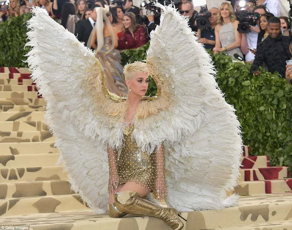 Met Gala 2018: Rihanna biến thành Giáo hoàng, Katy Perry hóa thiên thần - Ảnh 6.