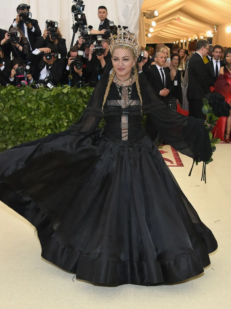 Những bộ cánh nổi bật nhất Met Gala 2018 - Ảnh 7.