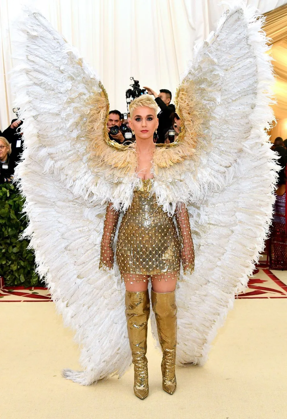 Những bộ cánh nổi bật nhất Met Gala 2018 - Ảnh 4.