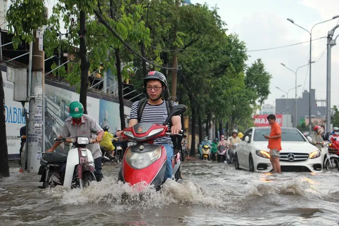 TP.HCM: Đường ngập nặng dù siêu máy bơm được đưa vào hoạt động - Ảnh 3.