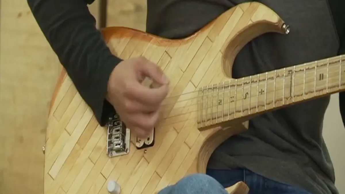 Đ&agrave;n guitar l&agrave;m từ vật dụng kh&ocirc;ng ai ngờ tới - Ảnh 1.
