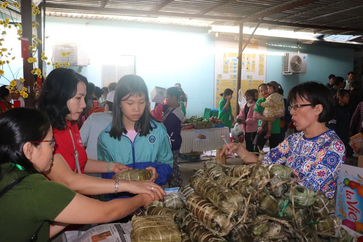 Phiên chợ 0 đồng dành cho người bệnh có hoàn cảnh khó khăn - Ảnh 1. Phiên chợ 0 đồng dành cho người bệnh có hoàn cảnh khó khăn - Ảnh 1.