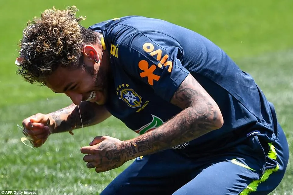 Đồng đội Brazil ném trứng và bột vào Coutinho trên sân tập World Cup 2018 - Ảnh 6.