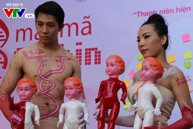 Giới trẻ tò mò vây quanh nhân tượng truyền thông bệnh Thalassemia - Ảnh 3. Giới trẻ tò mò vây quanh nhân tượng truyền thông bệnh Thalassemia - Ảnh 3.