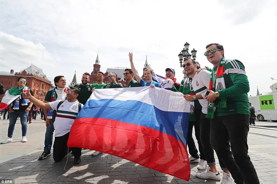 CĐV Nga xinh đẹp trong trang phục truyền thống đón FIFA World Cup™ 2018 - Ảnh 4. CĐV Nga xinh đẹp trong trang phục truyền thống đón FIFA World Cup™ 2018 - Ảnh 4.