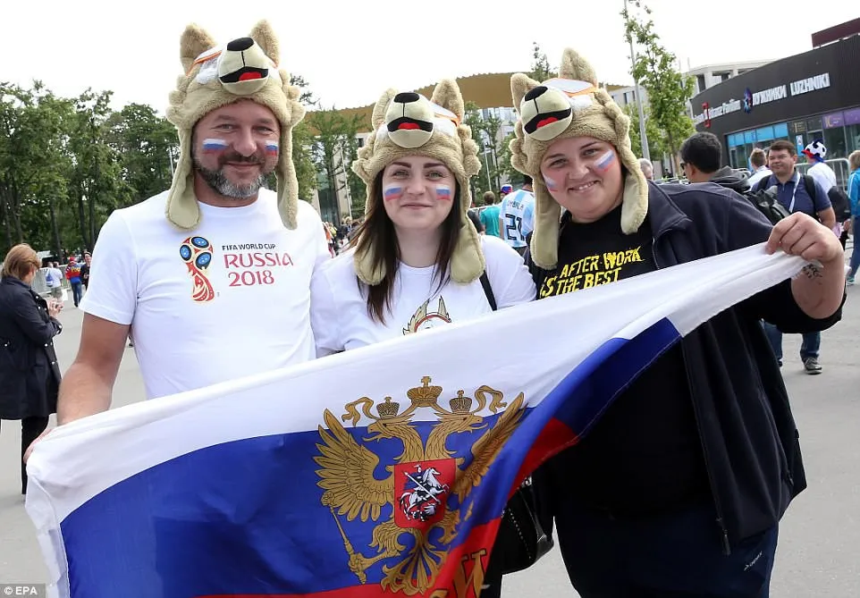CĐV Nga xinh đẹp trong trang phục truyền thống đón FIFA World Cup™ 2018 - Ảnh 5. CĐV Nga xinh đẹp trong trang phục truyền thống đón FIFA World Cup™ 2018 - Ảnh 5.