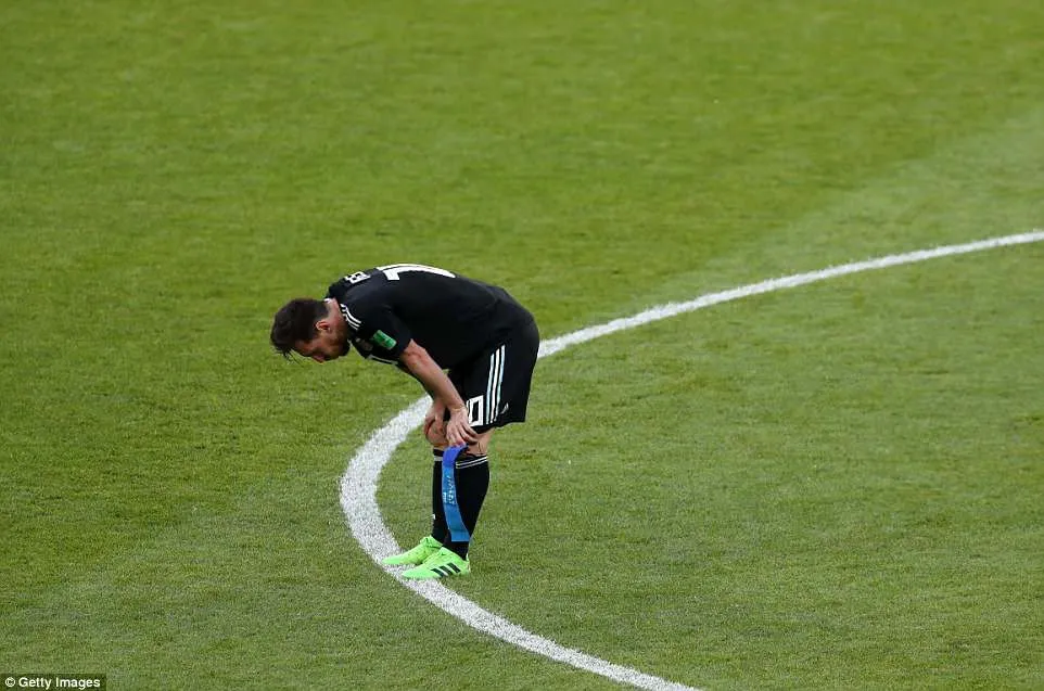Bất lực trước Iceland, Messi buồn như thể mất cúp vô địch FIFA World Cup™ 2018 - Ảnh 8.