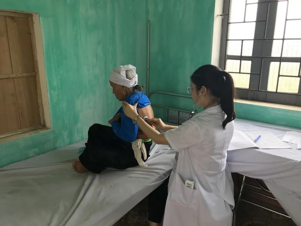 Khám bệnh, cấp phát thuốc miễn phí cho người dân tại Hòa Bình - Ảnh 3.