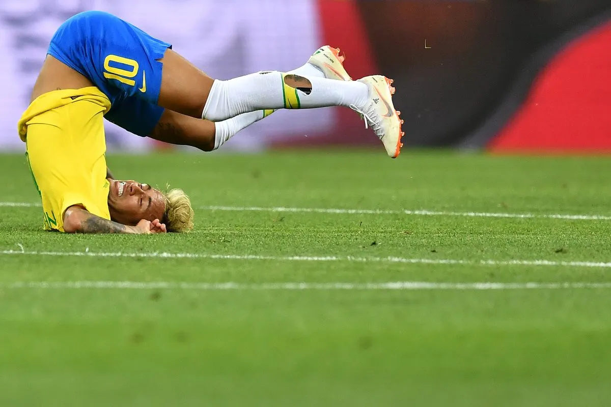 FIFA World Cup™ 2018: Neymar bầm dập vì kỷ lục... bị phạm lỗi nhiều nhất trong 20 năm qua - Ảnh 1. FIFA World Cup™ 2018: Neymar bầm dập vì kỷ lục... bị phạm lỗi nhiều nhất trong 20 năm qua - Ảnh 1.