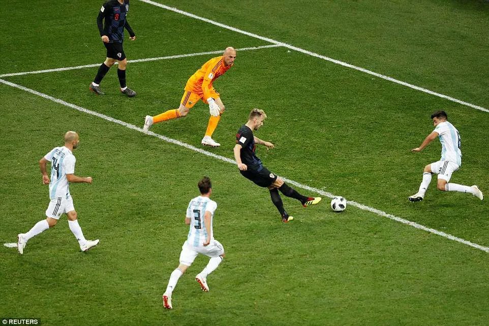 Messi ngao ngán nhìn đồng đội phá game - Ảnh 5. Messi ngao ngán nhìn đồng đội phá game - Ảnh 5.