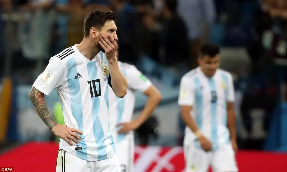 Messi ngao ngán nhìn đồng đội phá game - Ảnh 6. Messi ngao ngán nhìn đồng đội phá game - Ảnh 6.