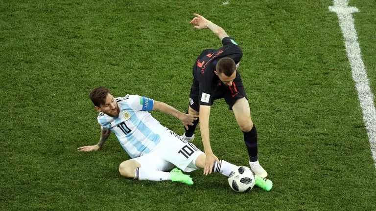 Messi ngao ngán nhìn đồng đội phá game - Ảnh 2. Messi ngao ngán nhìn đồng đội phá game - Ảnh 2.