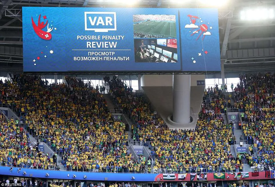 Lần đầu ở FIFA World Cup™ 2018, VAR được sử dụng để từ chối penalty trận Brazil - Costa Rica - Ảnh 4. Lần đầu ở FIFA World Cup™ 2018, VAR được sử dụng để từ chối penalty trận Brazil - Costa Rica - Ảnh 4.