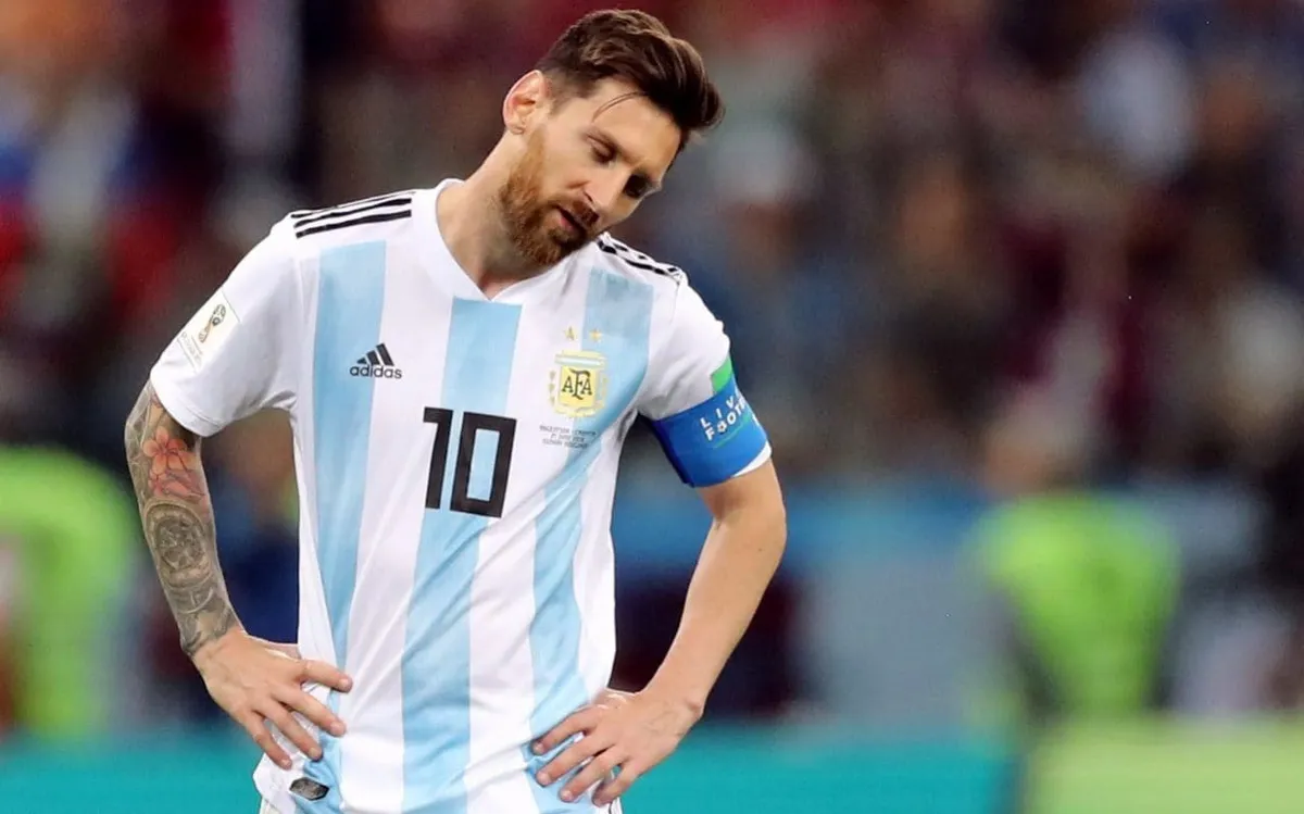 Messi kh&ocirc;ng c&oacute; tố chất thủ lĩnh như Ronaldo - Ảnh 2.